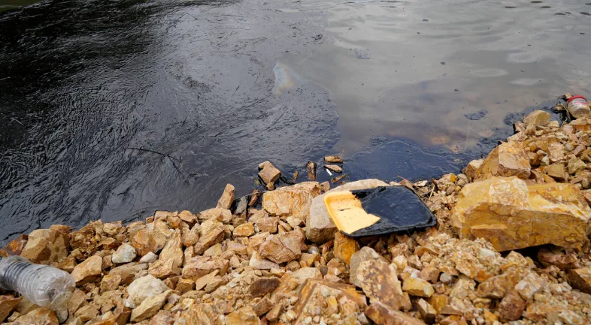 Gümüşhane'de akaryakıt sızıntısı: Harşit Çayı siyaha büründü