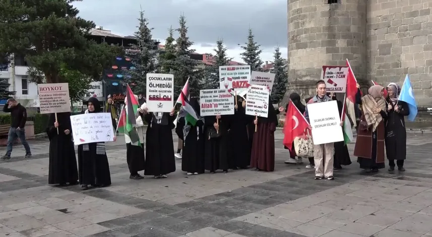 Erzurum'da sağlık çalışanları Gazze için yürüdü