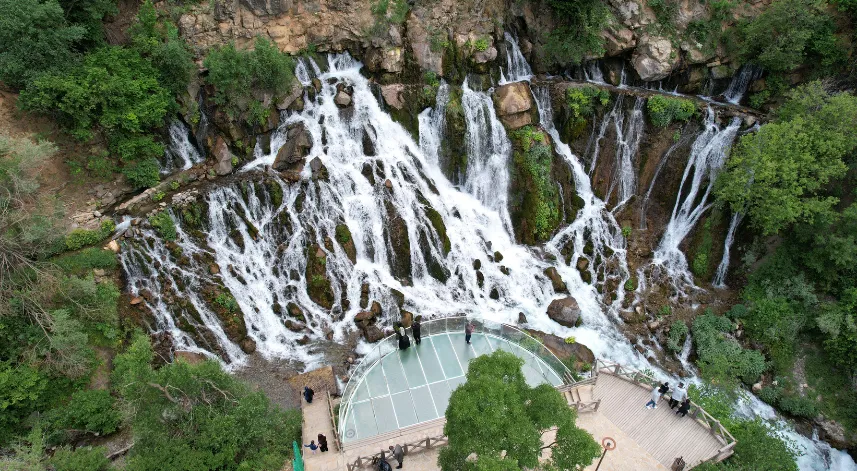 Gümüşhane'deki Tomara Şelalesi ziyaretçilerin uğrak noktası oldu