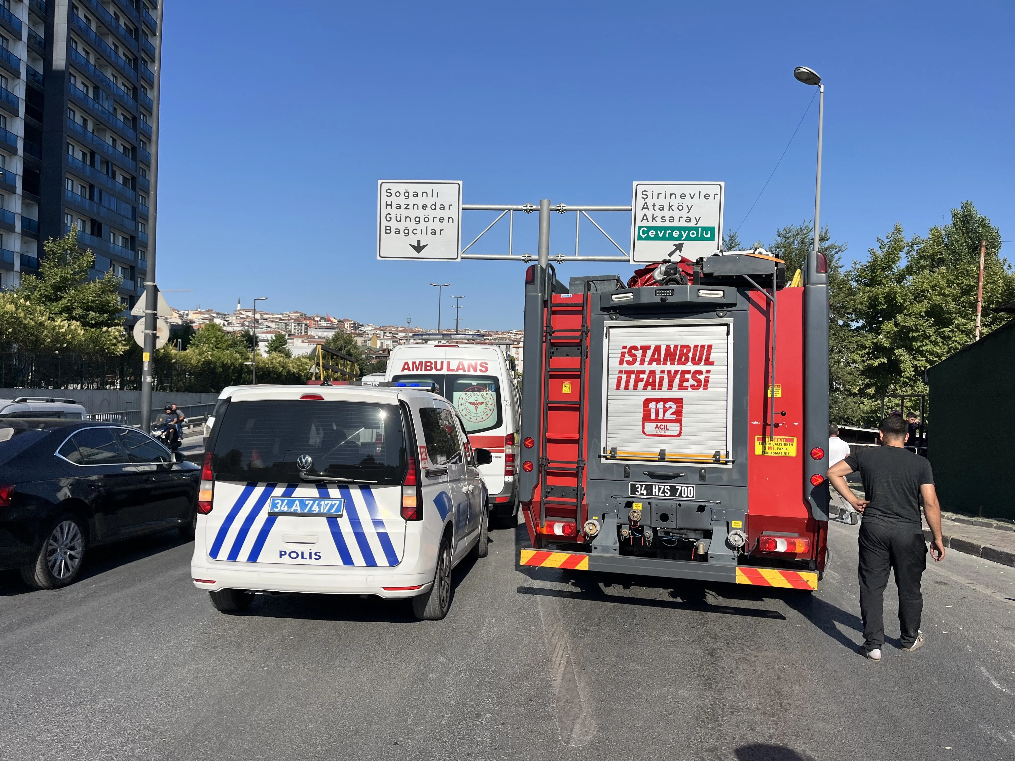 Araca yaslanarak arkadaşıyla konuşan şahsa otomobil çarptı