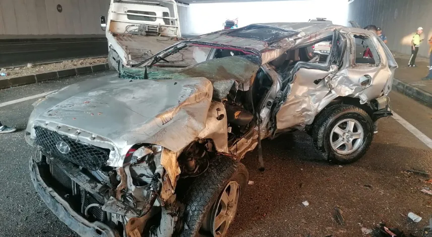 Kastamonu'da karşı yöne geçen otomobil, TIR'a çarptı; 3 ölü, 5 yaralı