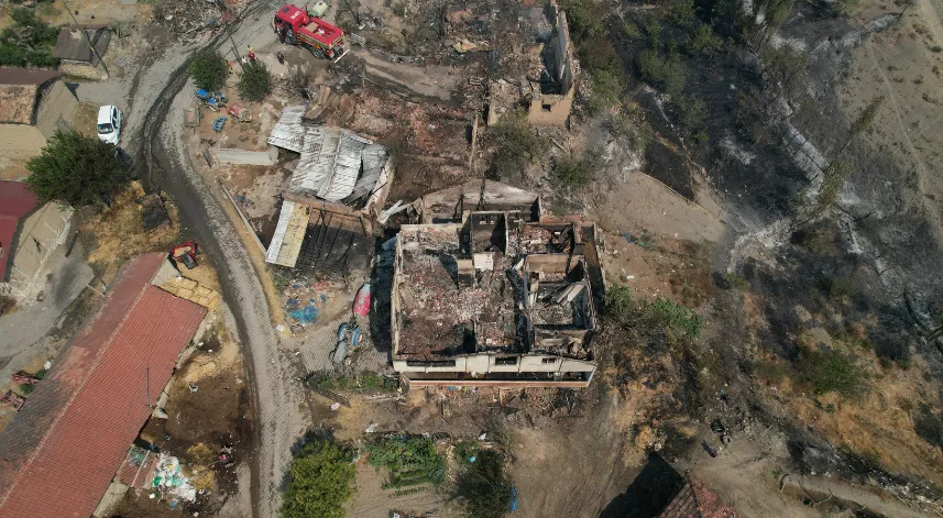 Orman yangının sıçradığı mahalledeki evler kül oldu, geriye harabe kaldı