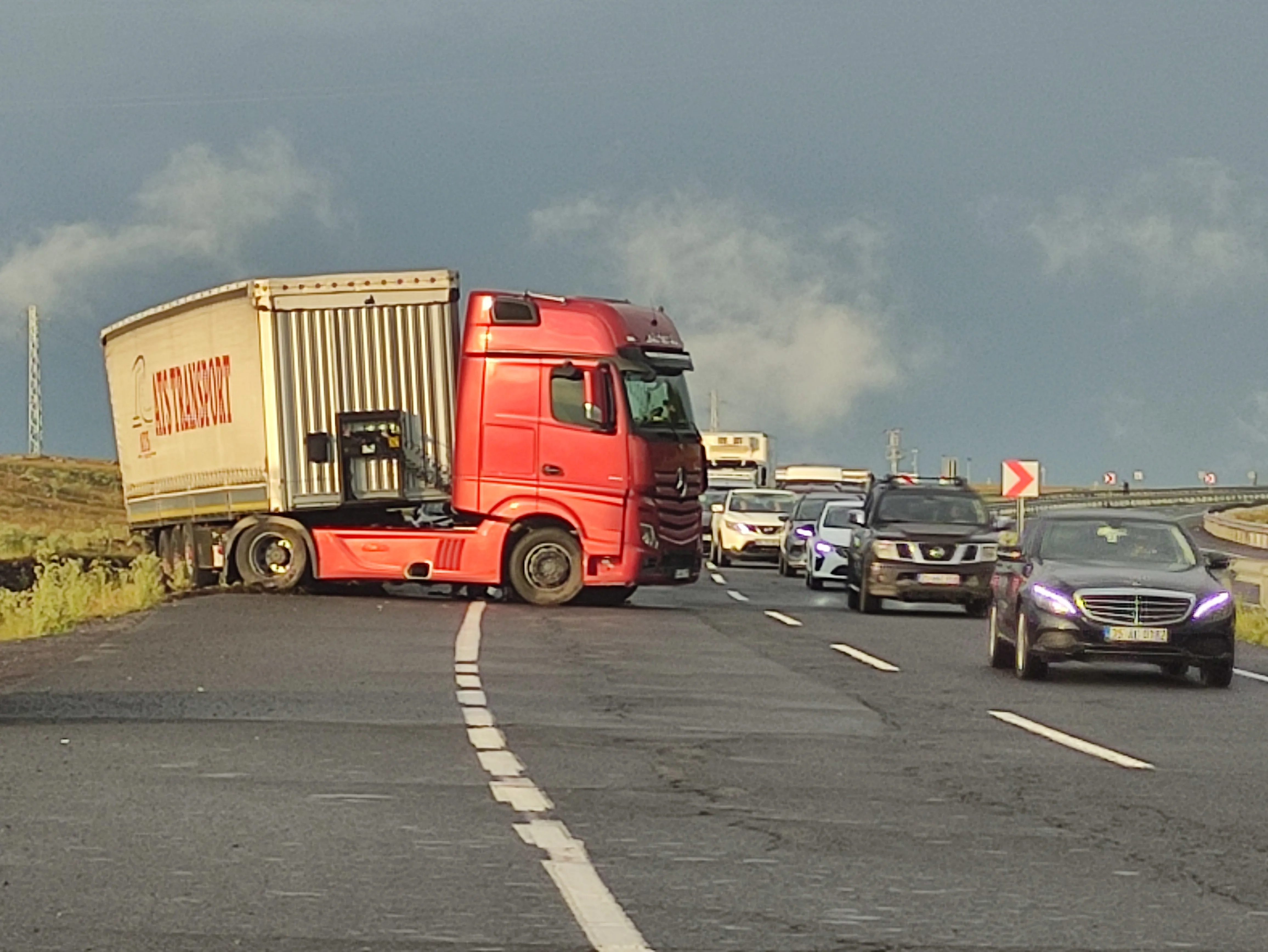 Kayan tır yolu kapattı: 4 kilometrelik kuyruk oluştu
