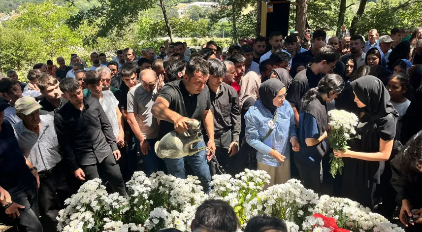 Göle düşüp boğulan Furkan toprağa verildi; beldede 3 gün tüm etkinlikler iptal edildi