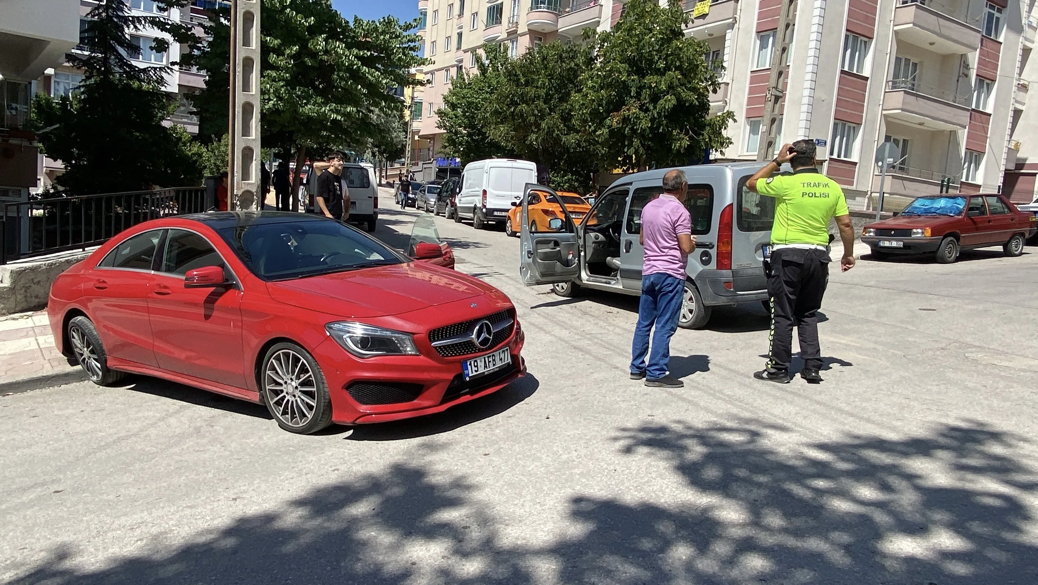 Çorum'da hafif ticari araç ile otomobil çarpıştı