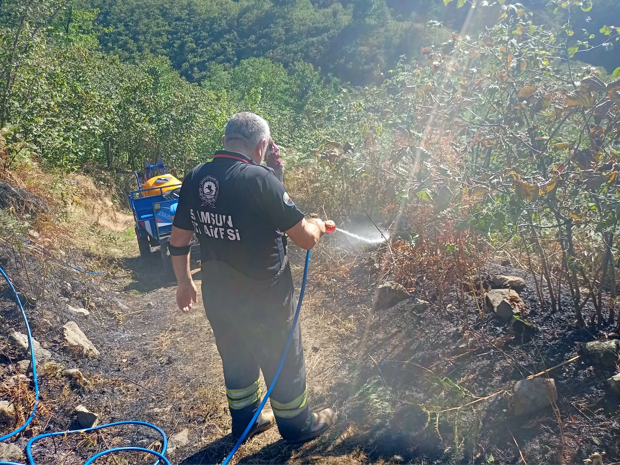 Salıpazarı'nda fındık bahçesinde çıkan yangın hasara yol açtı