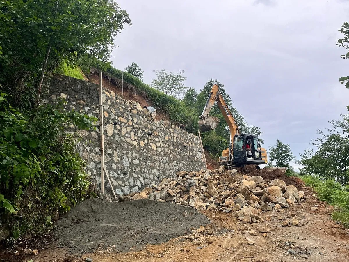 Pazar'da taş duvar çalışmaları yapıldı