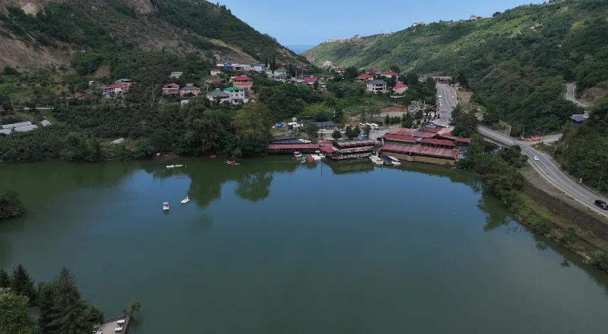 Trabzon'daki Sera Gölü'nde turizm hareketliliği yaşanıyor