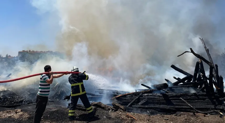 Amasya'da kereste deposunda çıkan yangına müdahale ediliyor