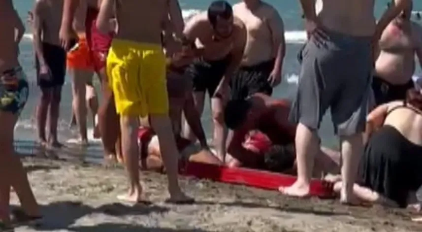 Samsun'da denizde boğulma tehlikesi geçiren genç hastanelik oldu