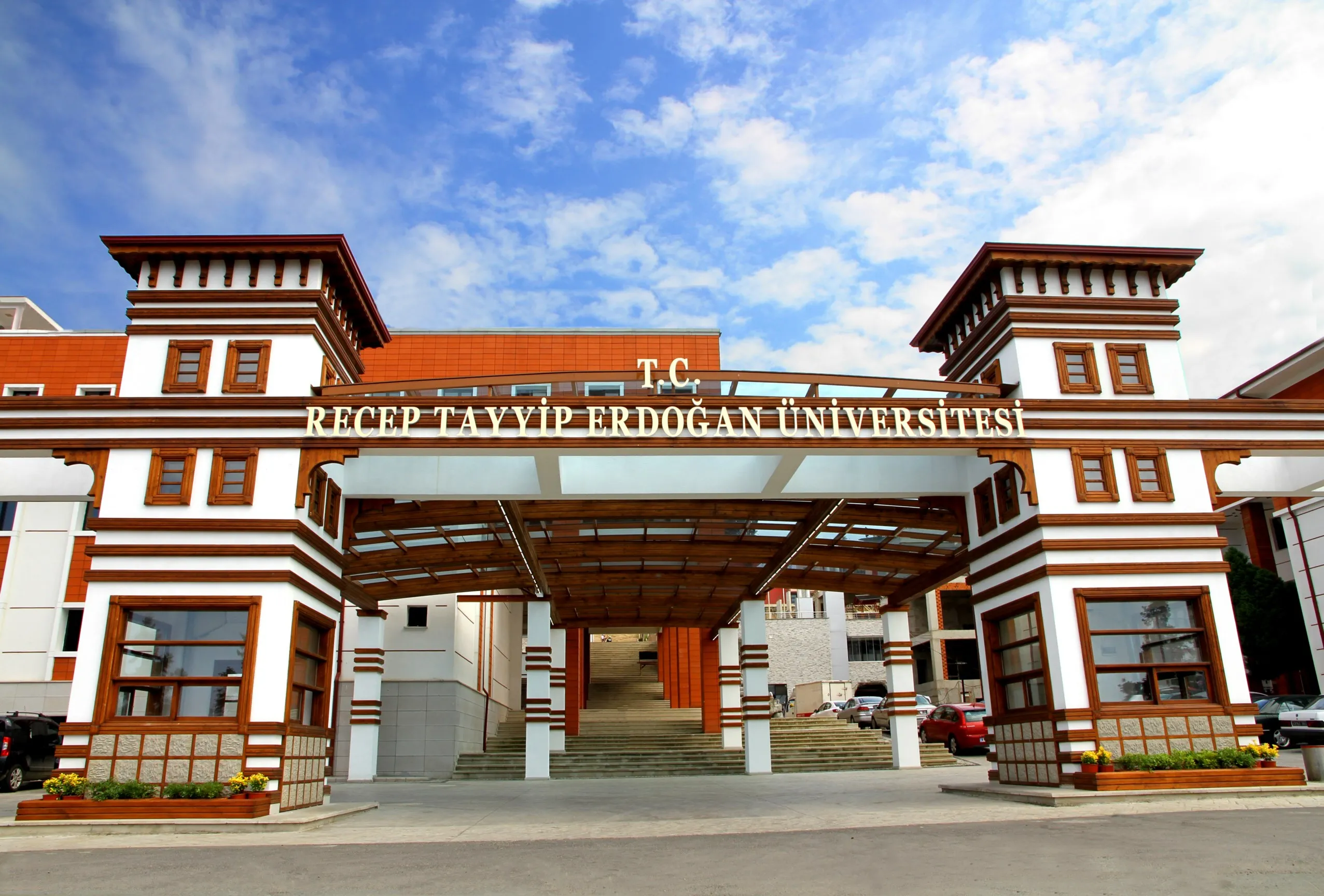 RTEÜ'den Başarılı Öğrencilere Aylık 18 Bin TL Burs İmkanı