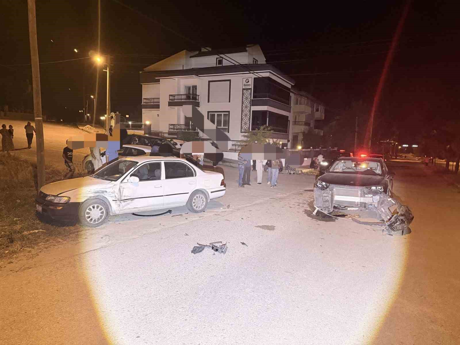 Otomobillerin çarpıştığı kazada 3 kişi yaralandı