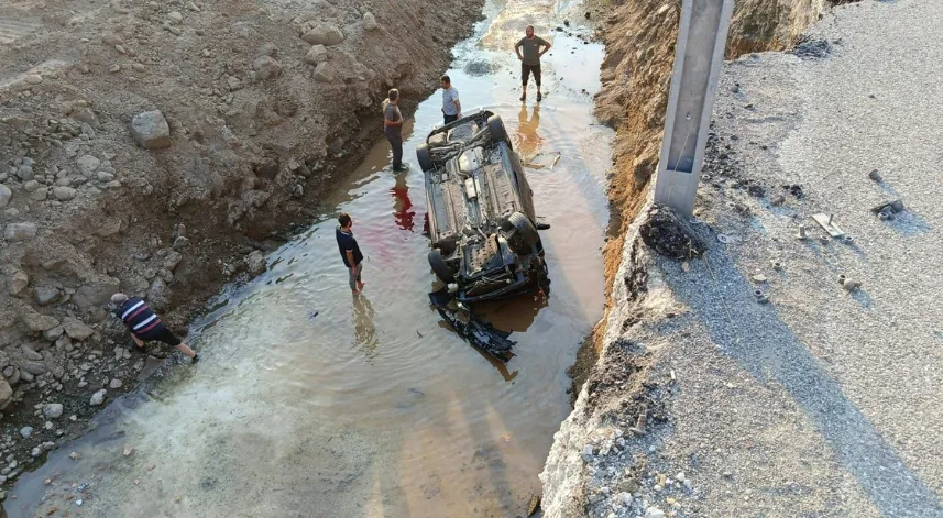 Dereye devrilen otomobildeki baba ve oğlu öldü