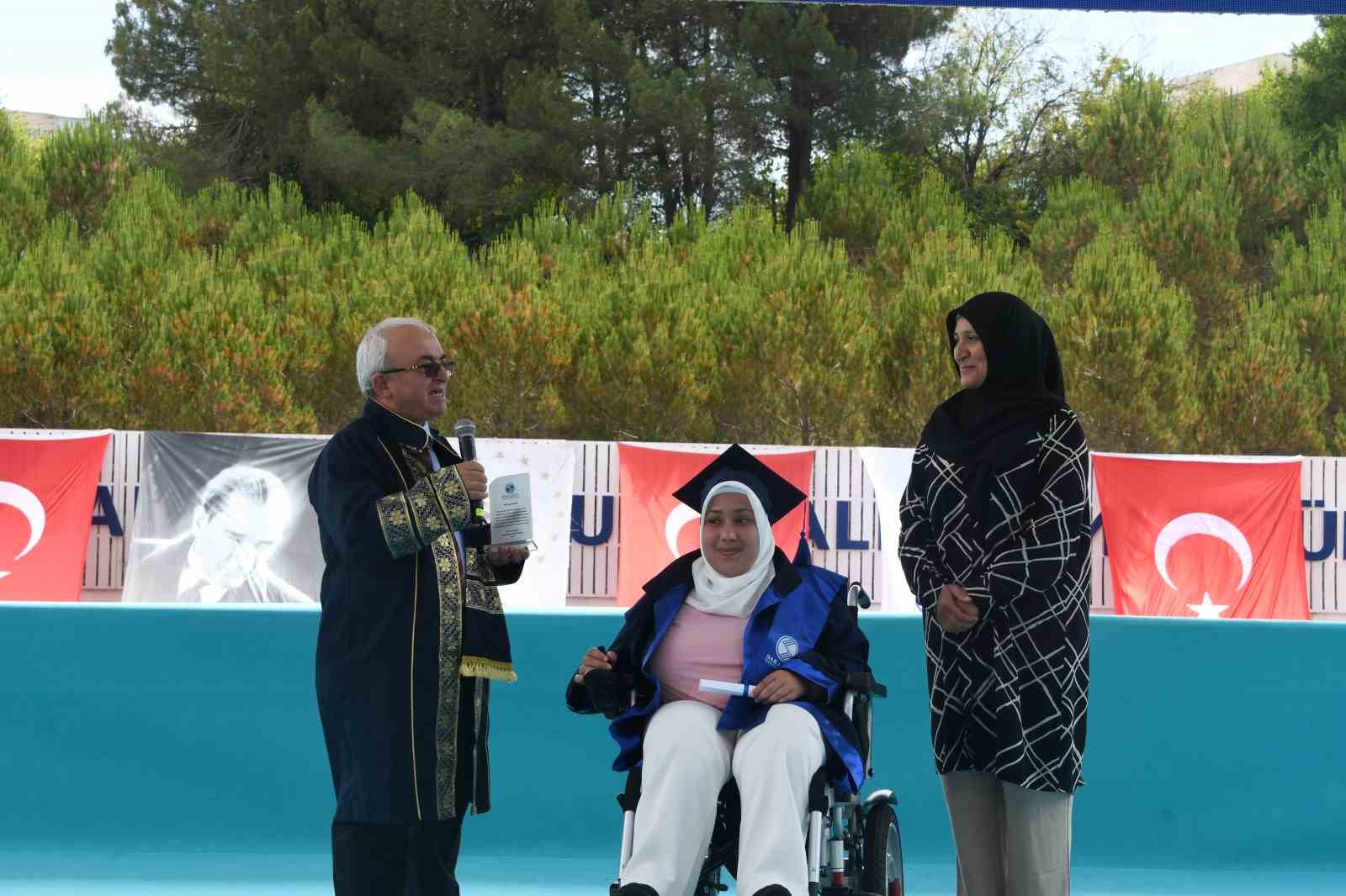 Engelleri azmiyle aştı, mezuniyetine annesiyle ulaştı