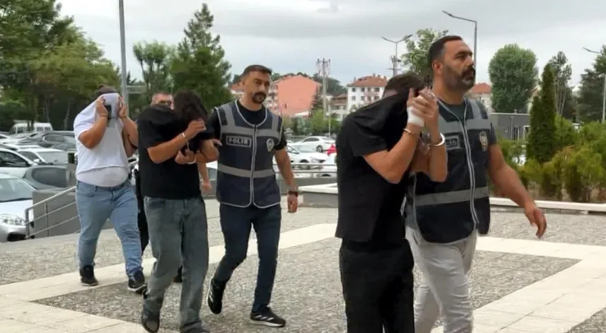 İçki çalan şüpheliler 150 saatlik görüntü kaydı incelenerek yakalandı