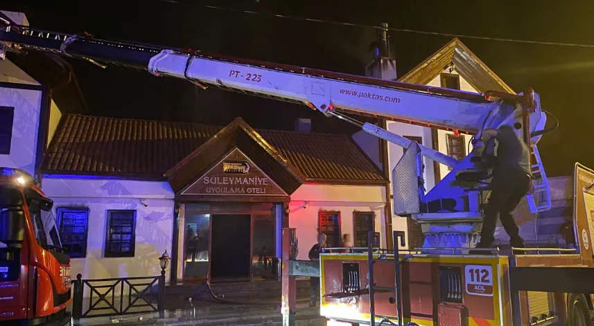 Gümüşhane’de 3 katlı otelde korkutan yangın: Yangın alarmı çalışınca bina boşaltıldı