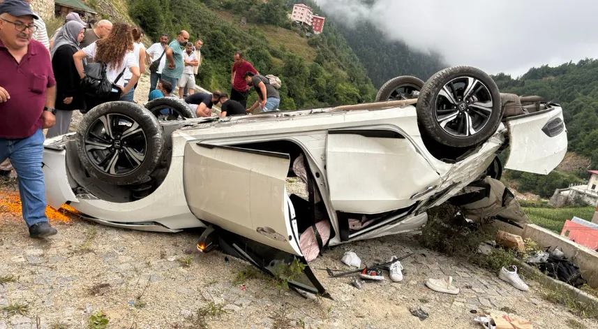 Sürücüsünün park etmek için manevra yaptığı otomobil yamaçtan yuvarlandı; 1'i ağır, 5 yaralı