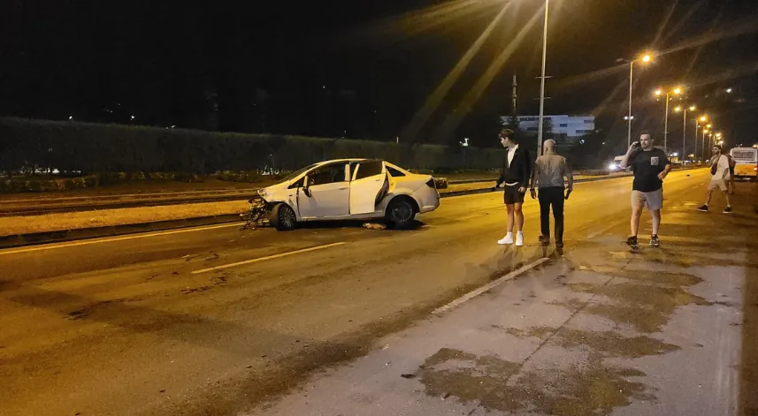  Otomobil, park halindeki TIR'lara çarptı; alkollü sürücü ve yanındaki kişi araçtan fırladı