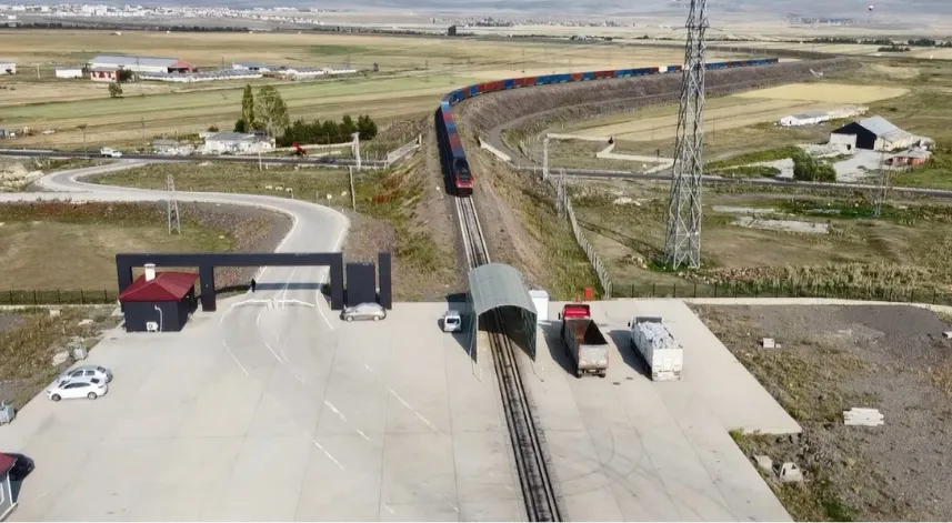 Kars Asya ile Avrupa'yı demiryoluyla birbirine bağlıyor