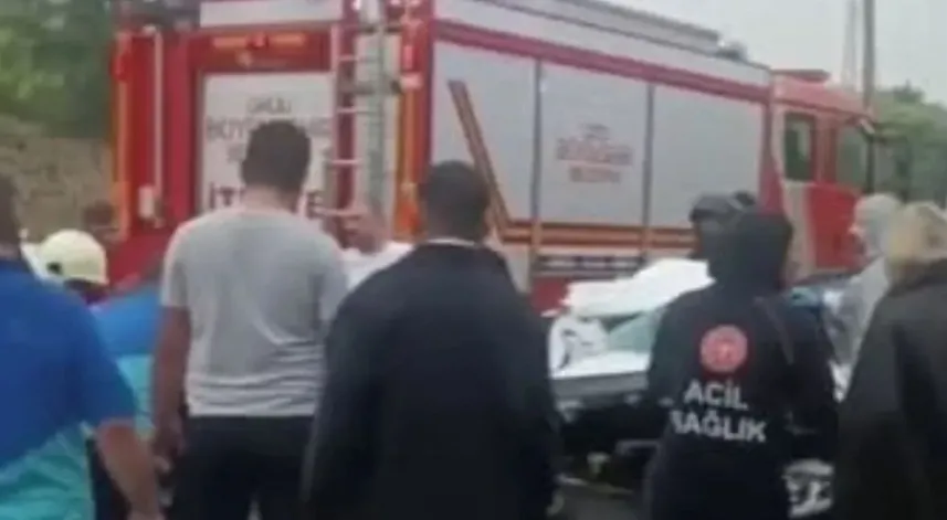 Otomobil, park halindeki TIR'a çarptı: 1 ölü, 2 yaralı