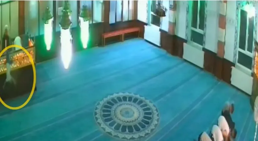 İmam, namaz sırasında mahfilden düşen çocuğu kurtardı