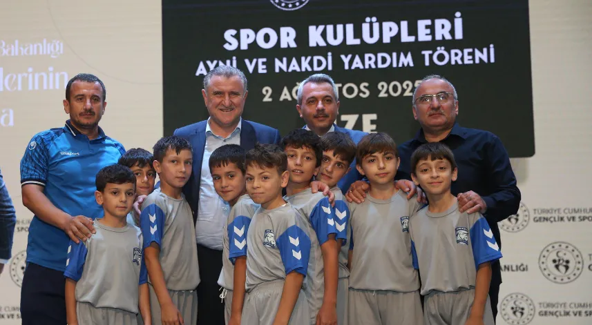 Gençlik ve Spor Bakanı Bak, Rize'de Amatör Spor Kulüpleri Ödül Töreninde konuştu