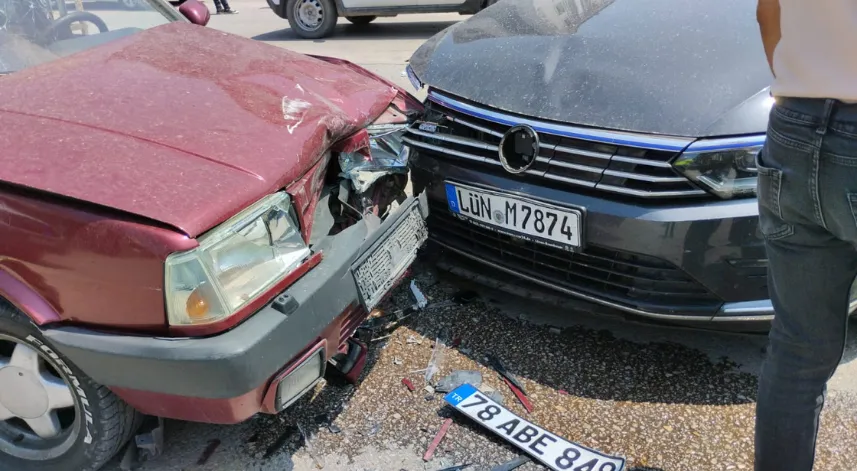 Karabük'te iki otomobilin çarpıştığı kazada 3 kişi yaralandı