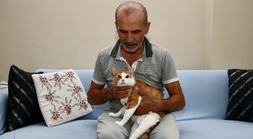 Yaşama tutunmalarını sağladığı kedilerin bakımını aksatmıyor