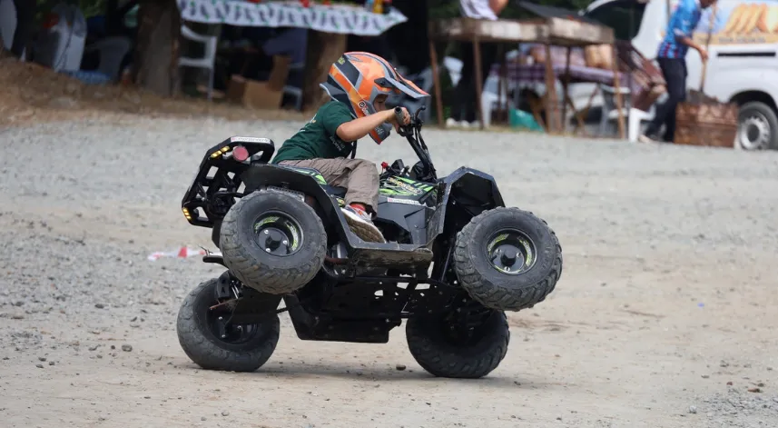 6 yaşındaki Ömer, ATV motoruyla festivalde dikkat çekti