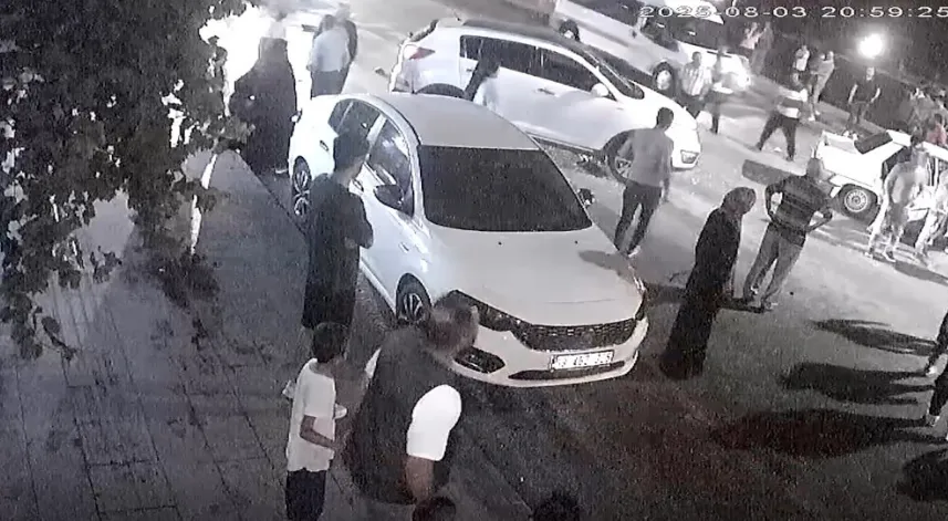 Otomobil, yayaya yol vermek için duran araca arkadan çarptı; kaza kamerada