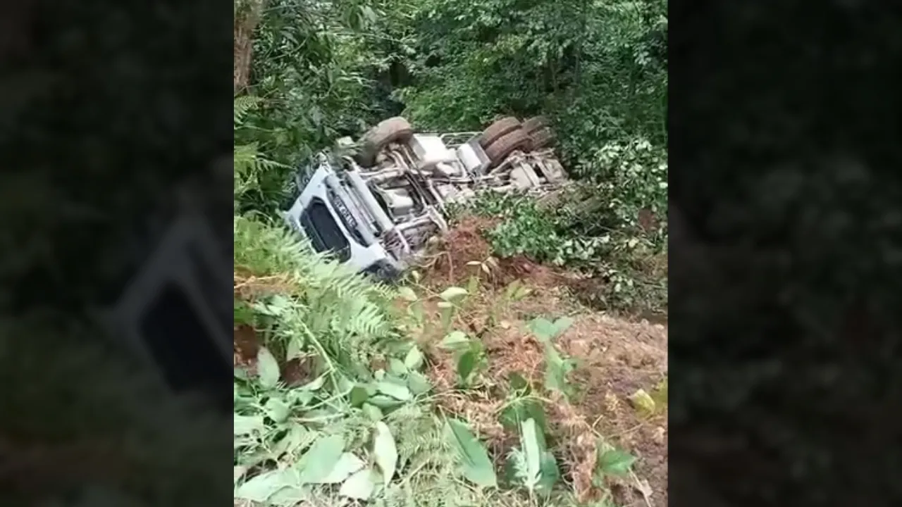 Rize'de Korkutan Kaza: Beton Mikseri Devrildi