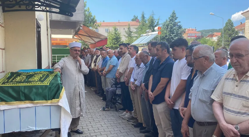 Evdeki yangında eşiyle birlikte ölen kadın toprağa verildi