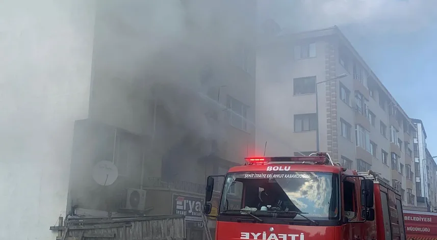 Aparmanda çıkan yangında mahsur kalan 2 kişiyi itfaiye kurtardı