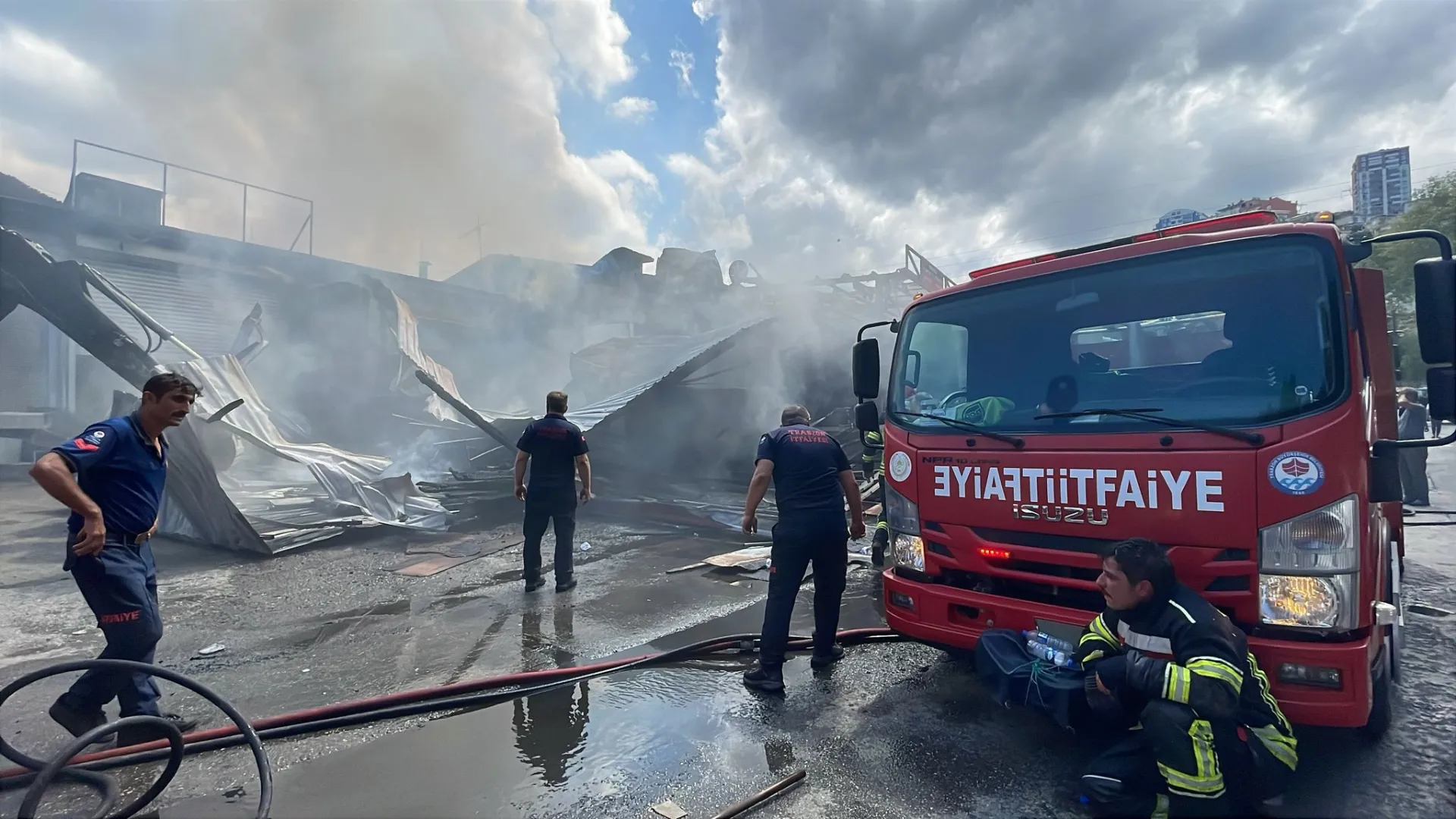 Trabzon'da mobilya atölyesinde çıkan yangın söndürüldü