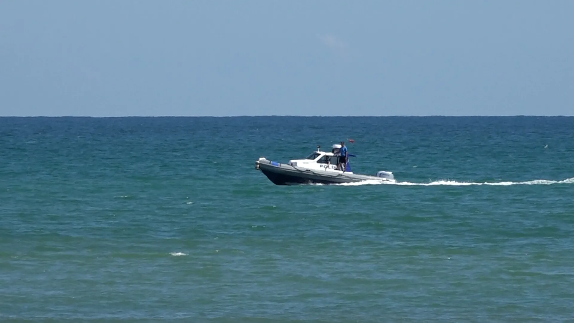 Denize giren 2 arkadaştan biri boğuldu, diğeri kayboldu