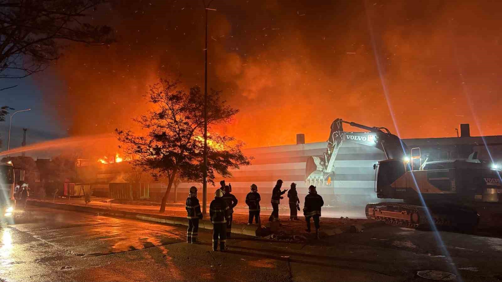 Gaziantep’te geri dönüşüm fabrikasındaki yangın kontrol altına alındı