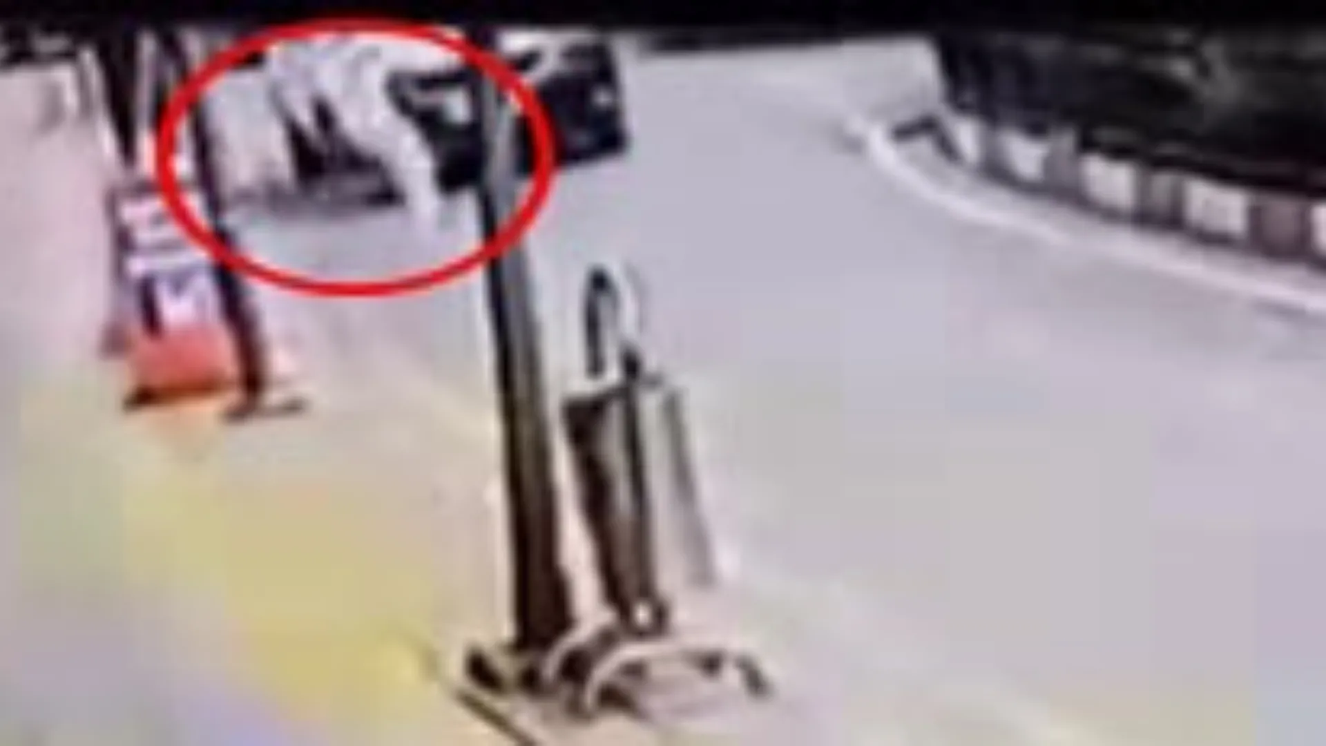 Hafif ticari aracın çarptığı çocuk yaralandı; kaza kamerada