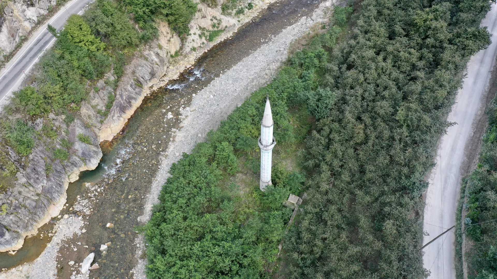 Camisi sel sularına kapılan minare afetin izlerini taşıyor