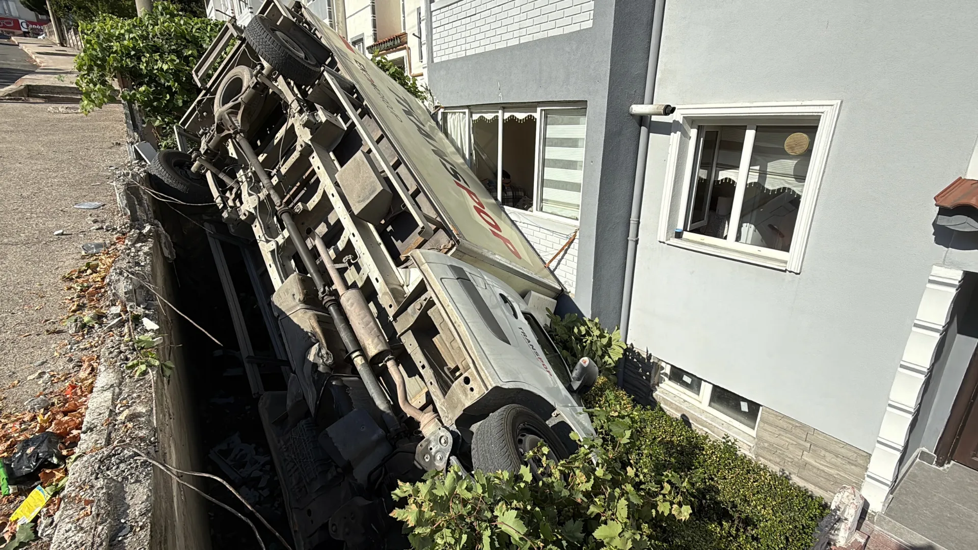 Karabük’te freni boşalan kamyonet apartmanın bahçesine düştü