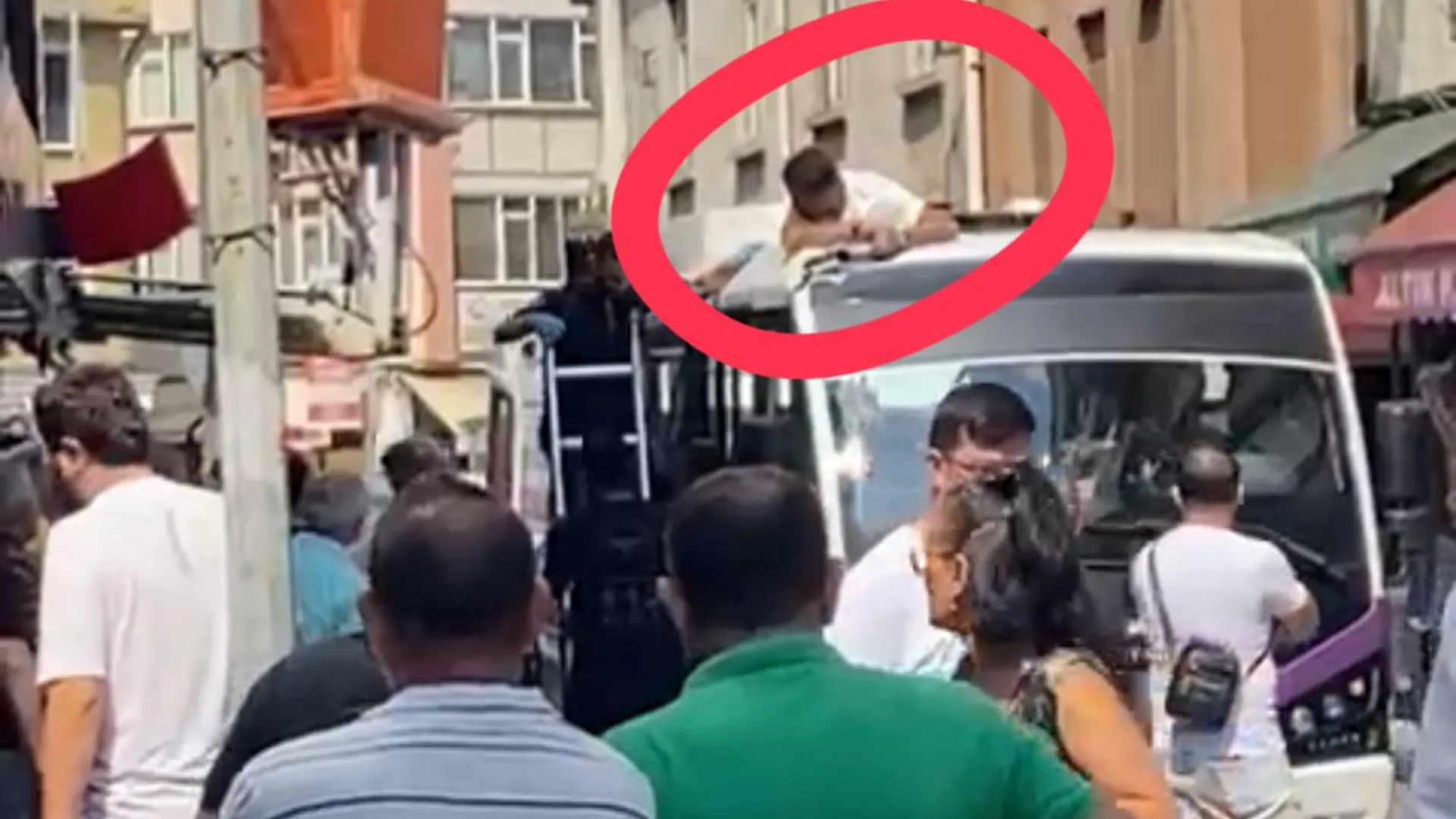 Onarım yaparken arıza aracının sepetine çarpan dolmuşun üzerine düştü