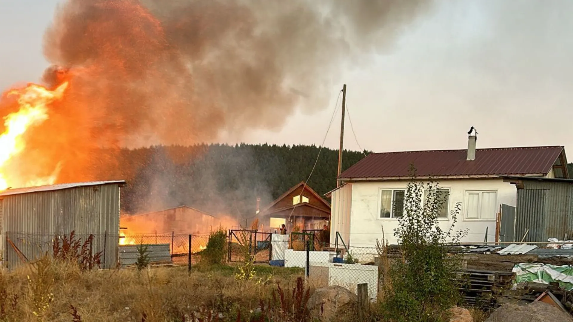 İki yayla evi yangında küle döndü