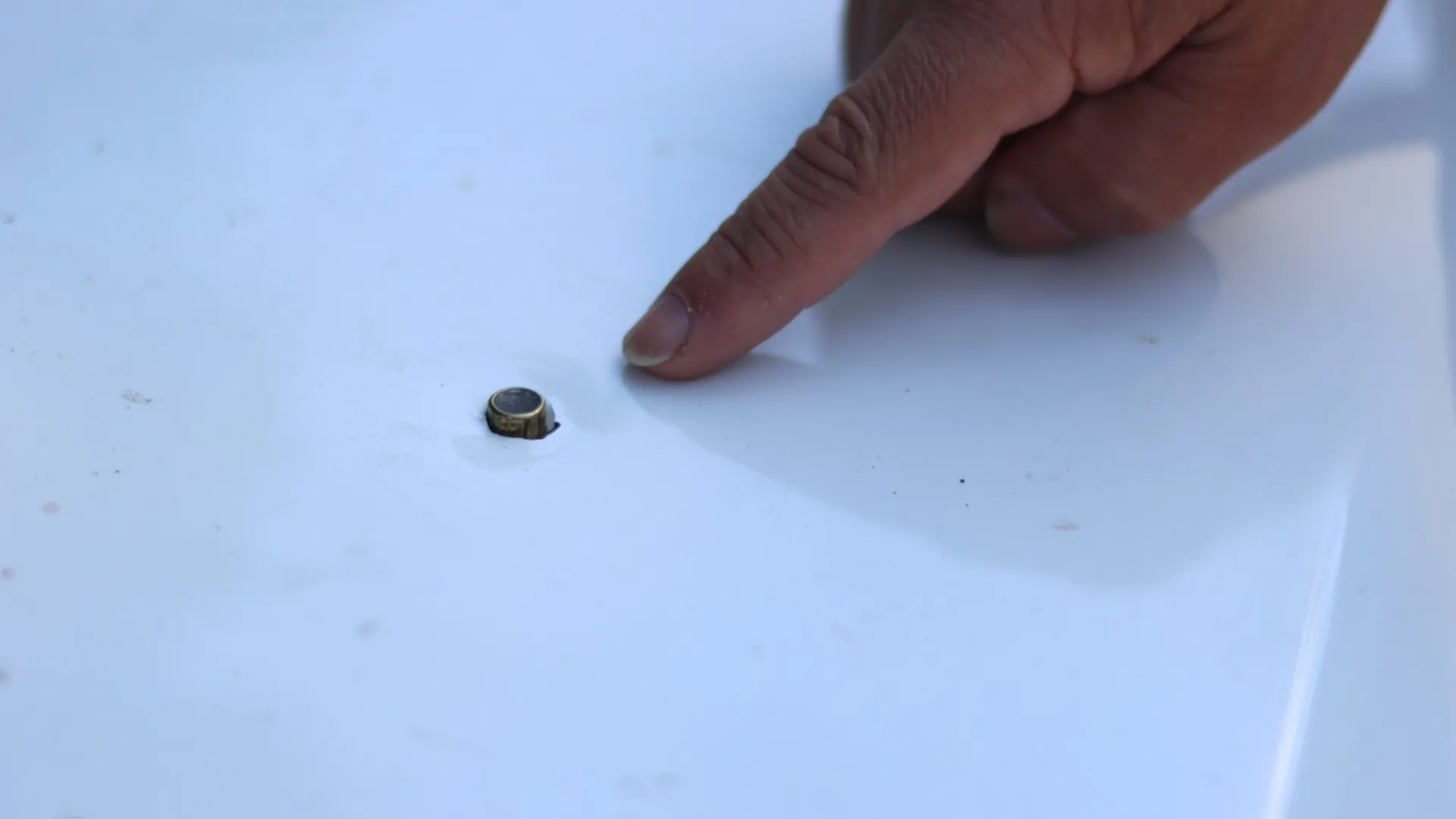 Yorgun mermi kaputa isabet etti; çocuklar kıl payı kurtuldu