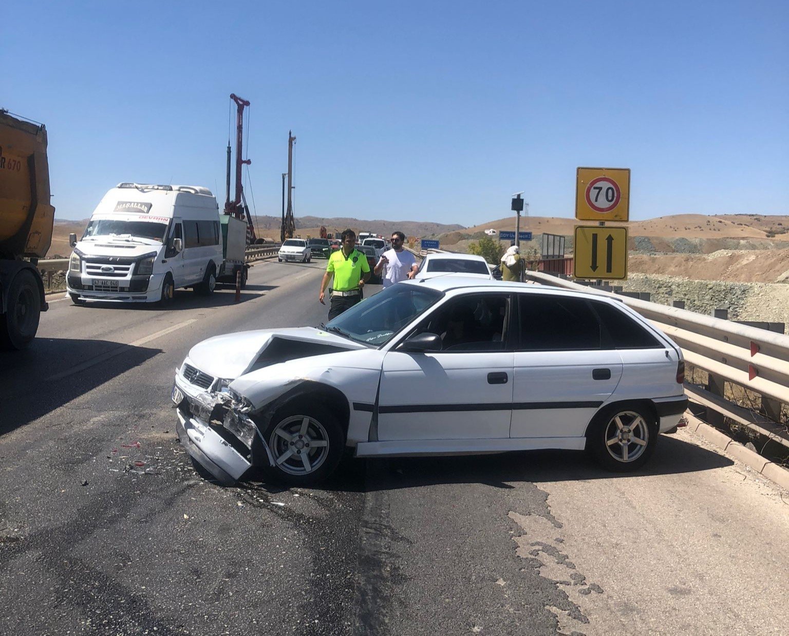 Sürücüyü arı soktu, otomobil bariyerlere çarpıp savruldu: 1 yaralı