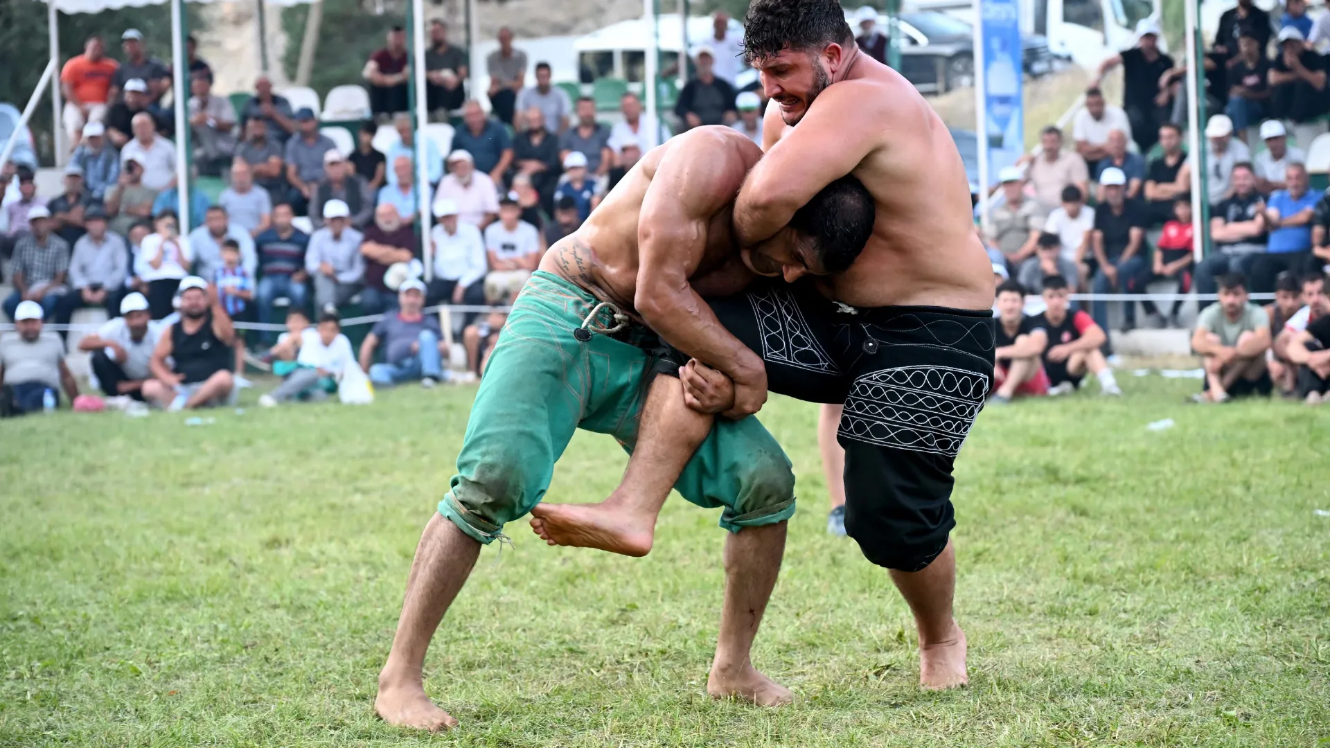 Tortum’da güreşler nefes kesti