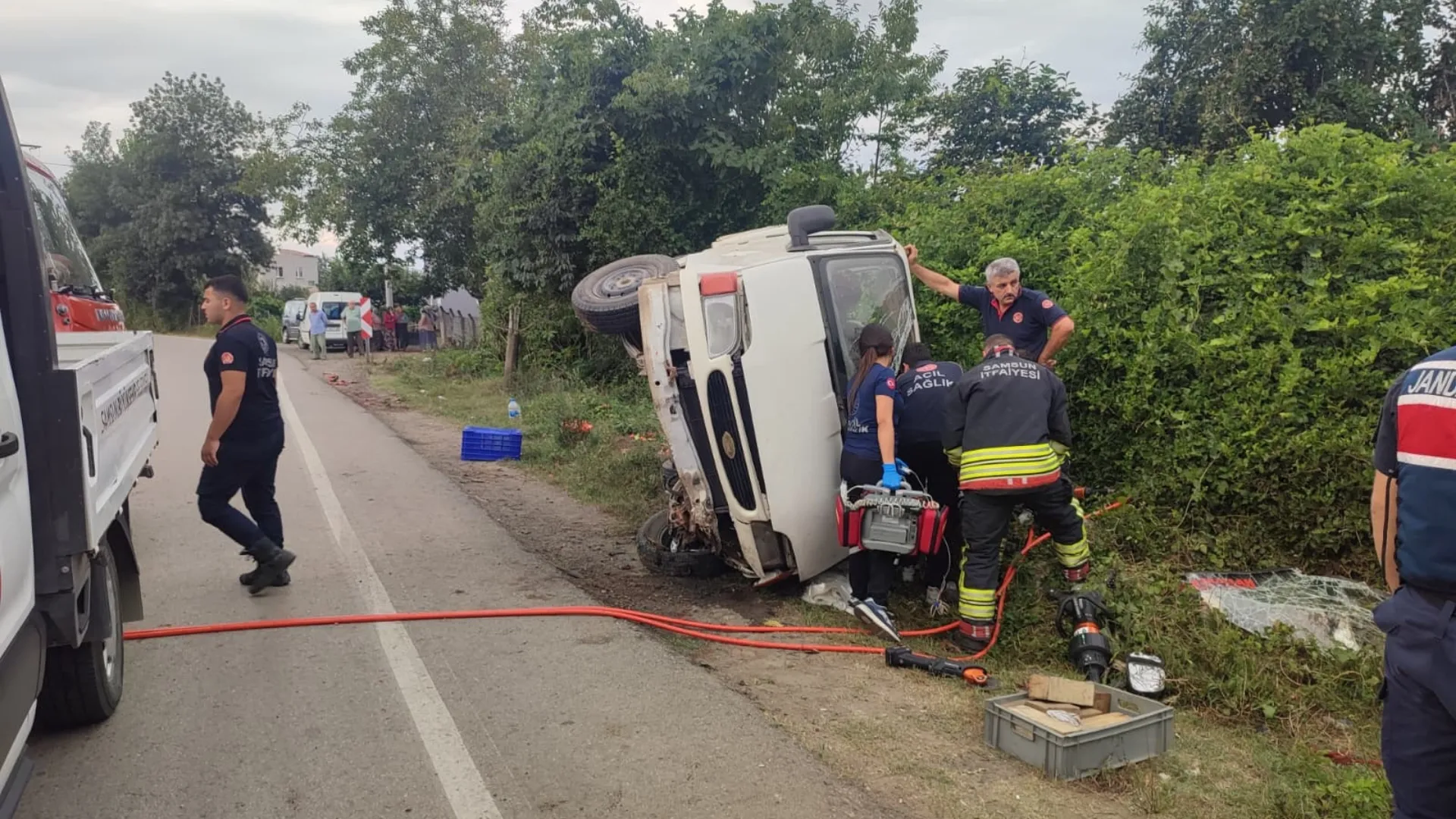Samsun’da devrilen kamyonetin sürücüsü öldü; 2 yaralı