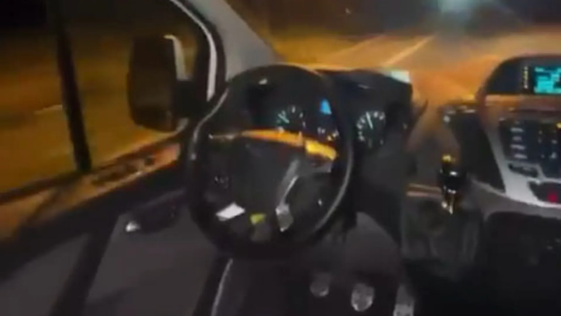 Aracını yan koltuktan kullanıp o anları paylaştı, ehliyetine el konuldu