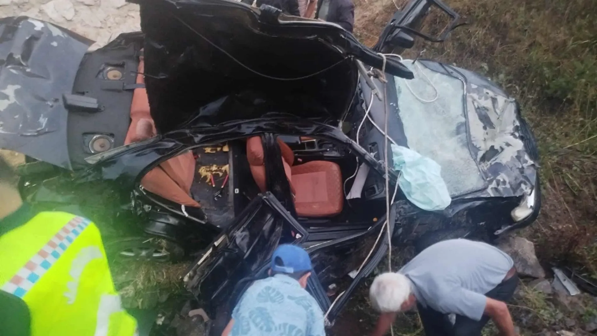 Tokat'ta devrilen otomobildeki 2 kişi öldü, 3 kişi yaralandı