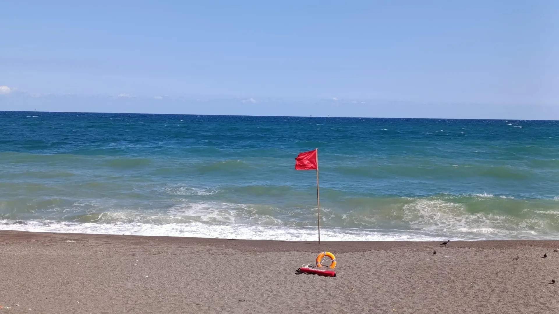 Akçakoca’da olumsuz hava şartları nedeniyle denize girmek yasaklandı