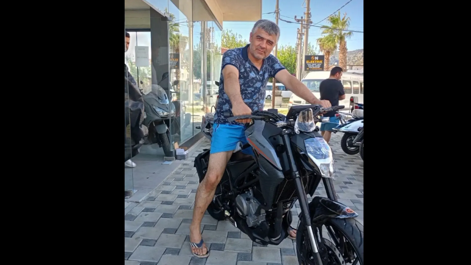 Elektrik direğine çarpan motosikletli öldü