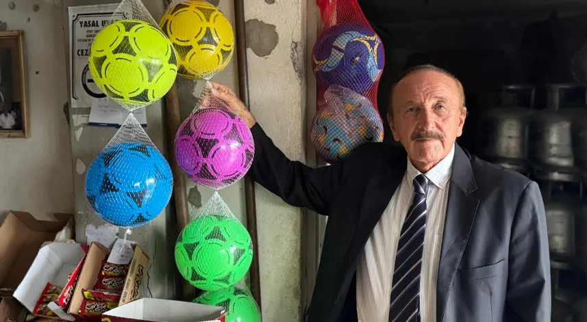 Takım elbiseli ve kravatlı bakkalı görenler onu memur sanıyor